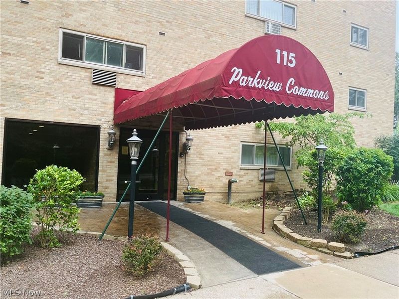 115 S Rocky River Drive, Unit 101, Berea, OH 44017 Photo 2