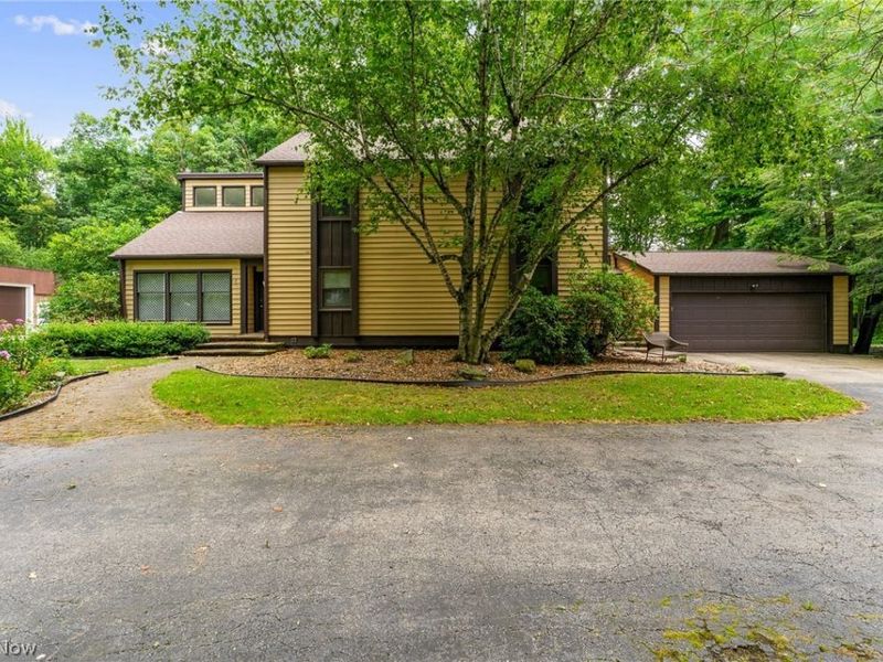 5573 Logan Arms Drive , Youngstown, OH 44420 Photo 2