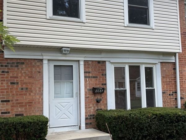 2037 Duxbury Court , Streamwood, IL 60107