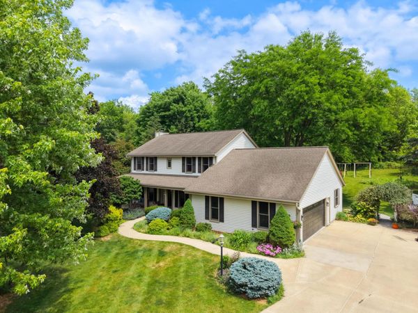 952 Greenway Ter, Hartland, WI 53029