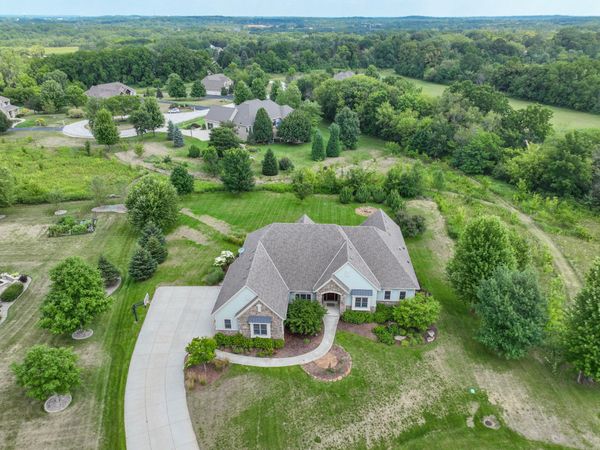 20110 Settlers Hollow Ln, New Berlin, WI 53146