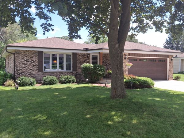 548 Oakwood Dr, Hartland, WI 53029