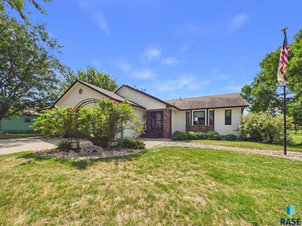 601 Par Tee Dr, Hartford, SD 57033