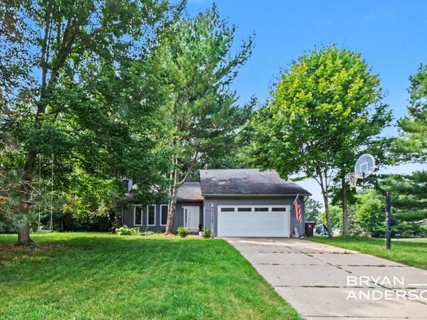 6158 Miramonte Drive NE, Rockford, MI 49341