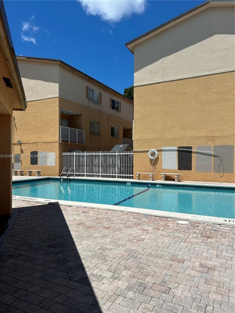 6245 Kendale Lakes Cr , Unit 215, Miami, FL 33183 Photo