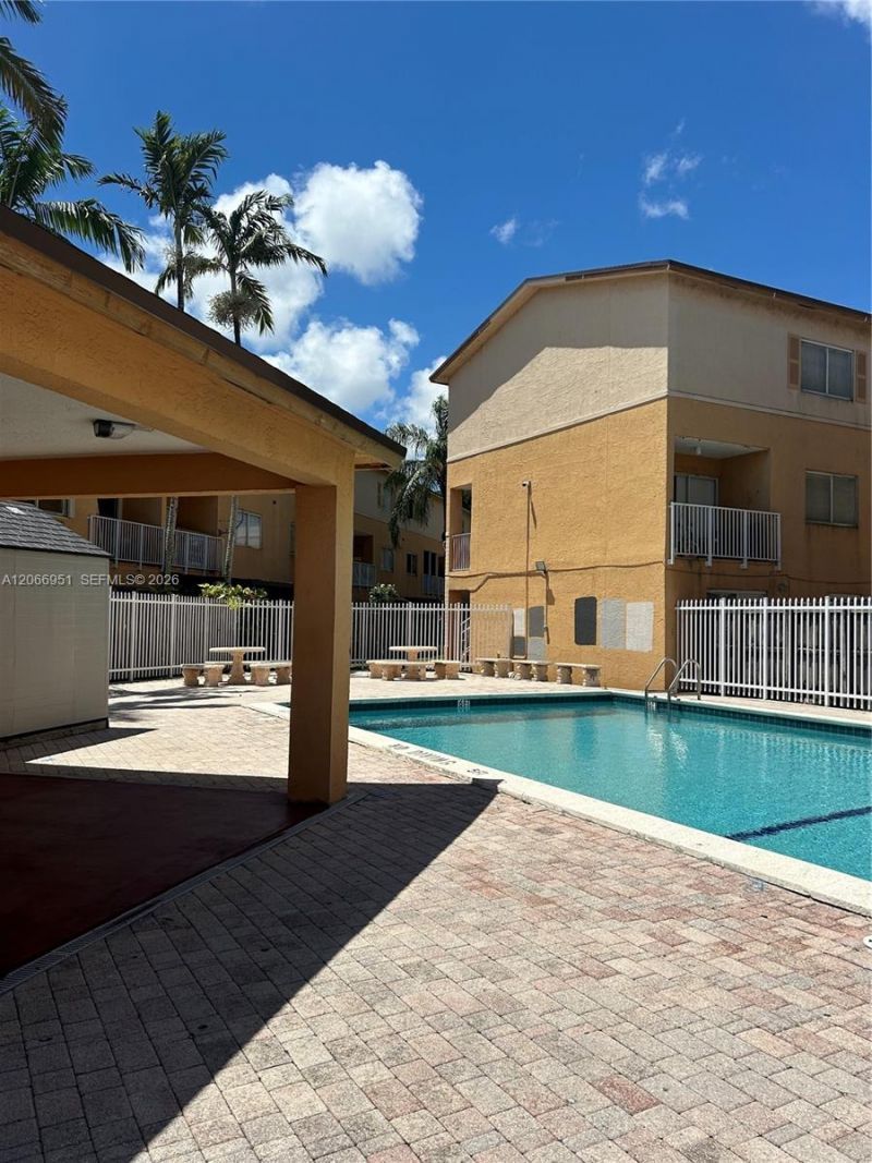 6245 Kendale Lakes Cr , Unit 215, Miami, FL 33183 Photo