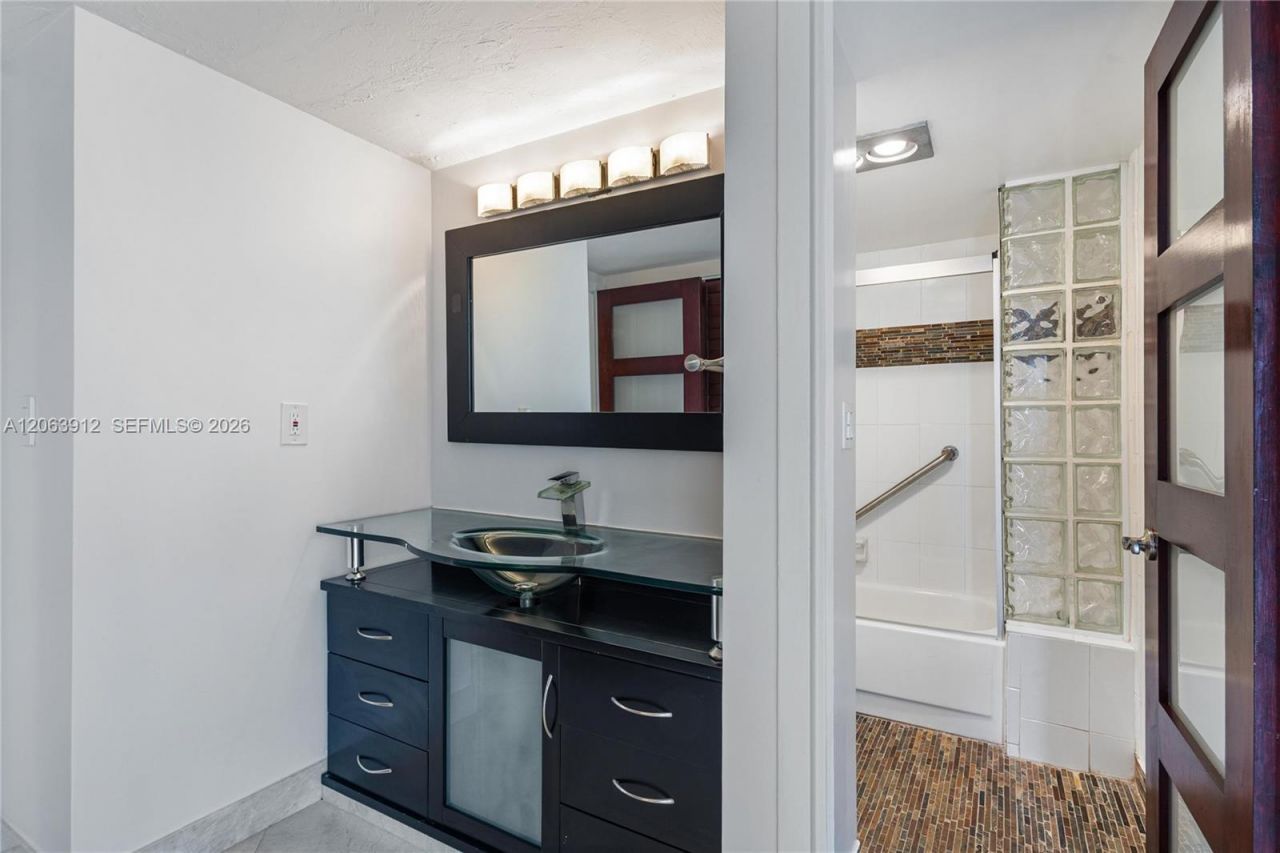 3375 N Country Club Dr, Unit 1605, Aventura, FL 33180 Photo