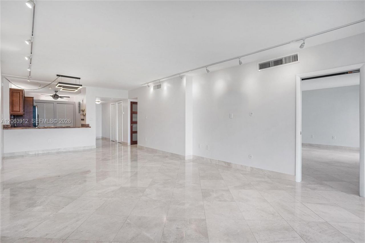 3375 N Country Club Dr, Unit 1605, Aventura, FL 33180 Photo