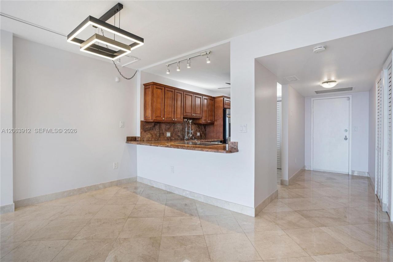 3375 N Country Club Dr, Unit 1605, Aventura, FL 33180 Photo