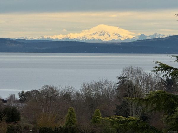 5350 Sayward Hill Cres, Unit #204, Saanich, BC V8Y 3H9