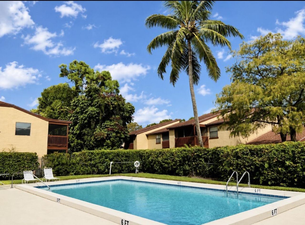 206 Lakeview Drive E, Royal Palm Beach, FL 33411 Photo