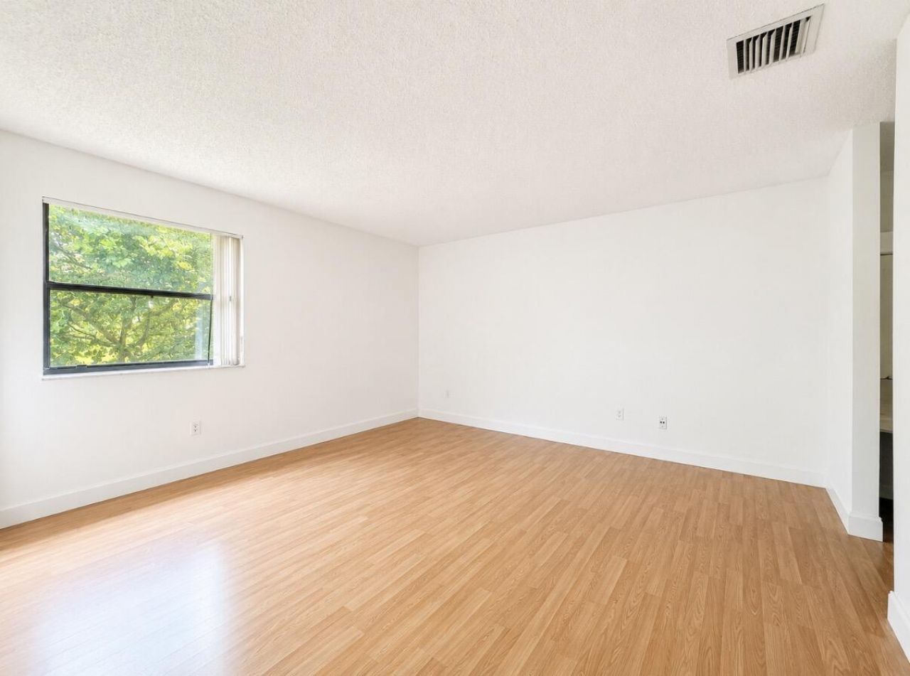 206 Lakeview Drive E, Royal Palm Beach, FL 33411 Photo