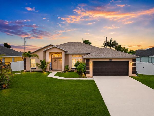 1929 SW Breezeway Street, Port St. Lucie, FL 34987