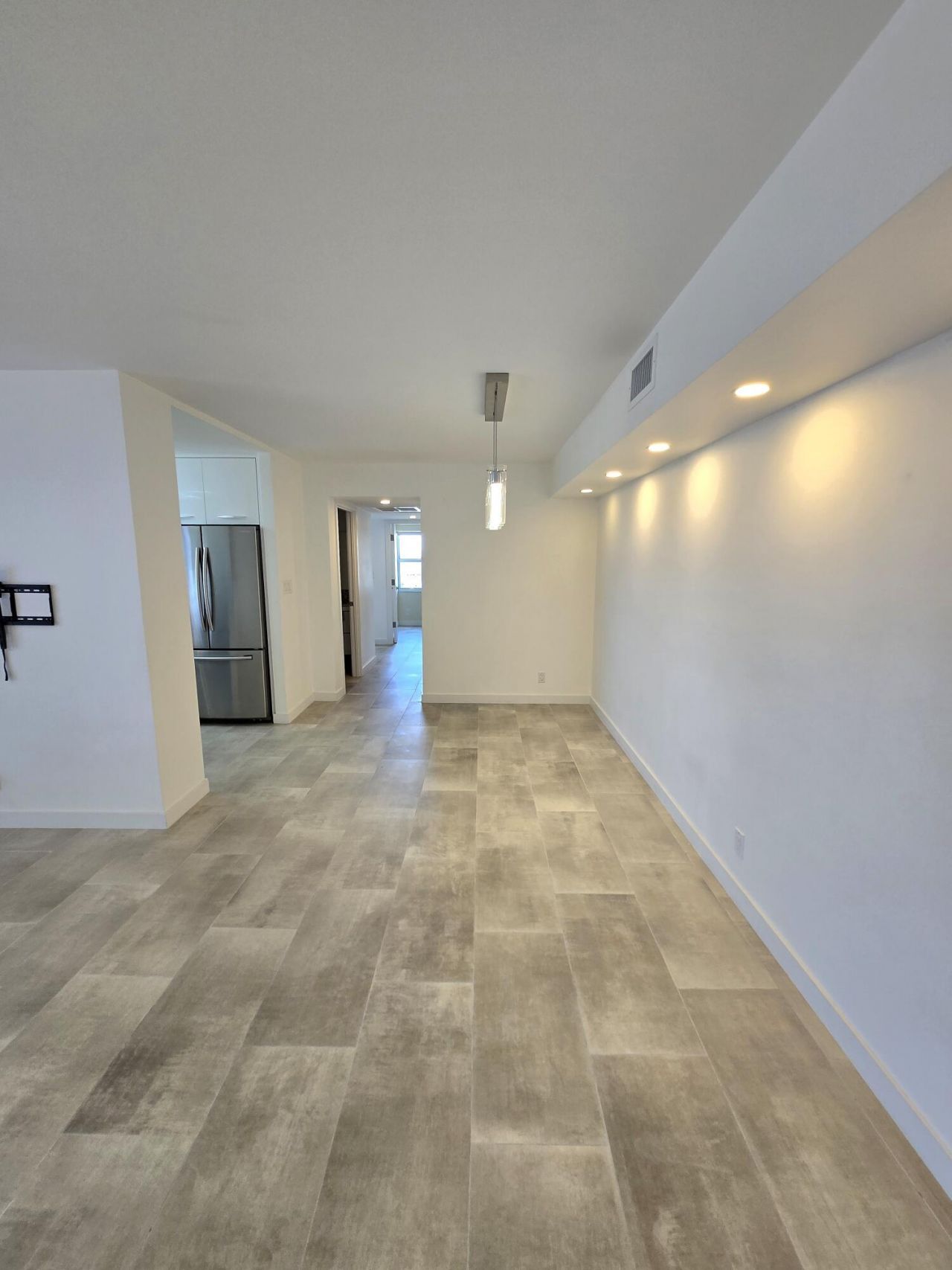 137 Golden Isles Drive, Unit 414, Hallandale Beach, FL 33009 Photo
