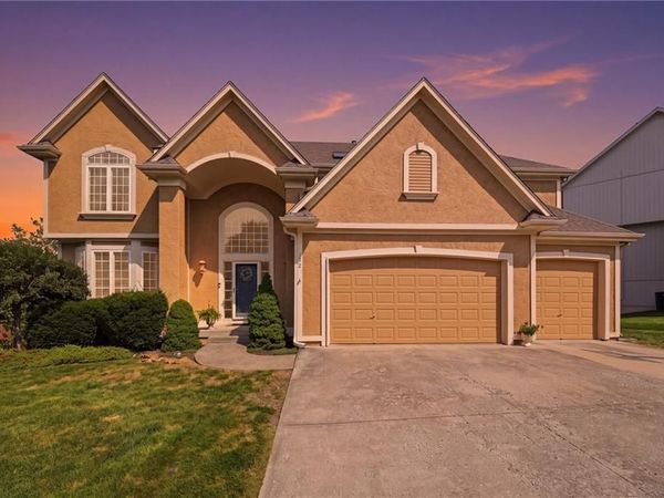 172 NE Hidden Ridge Lane, Lee's Summit, MO 64064