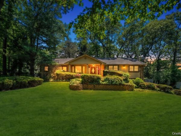 28 Penn Drive , Dix Hills, NY 11746