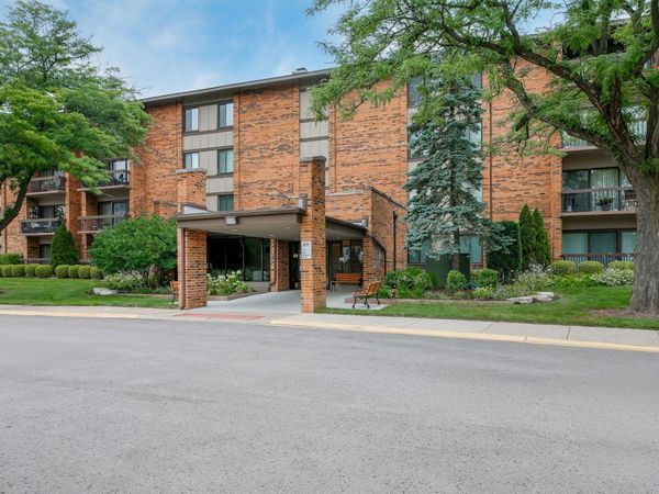 77 Lake Hinsdale Drive, Unit 202, Willowbrook, IL 60527