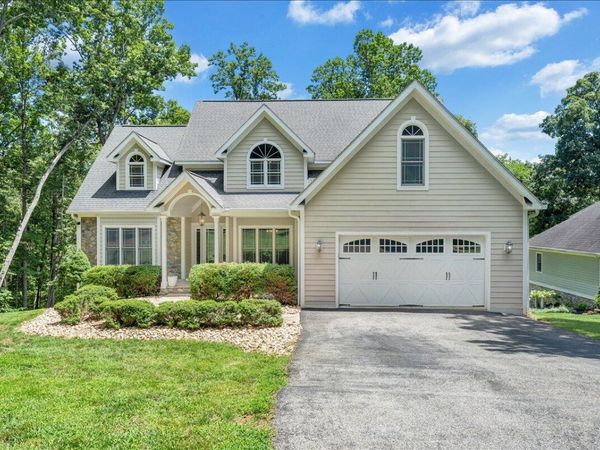 235 Waverly LN, Moneta, VA 24121