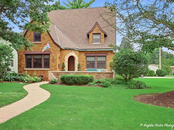86 Dole Avenue, Crystal Lake, IL 60014