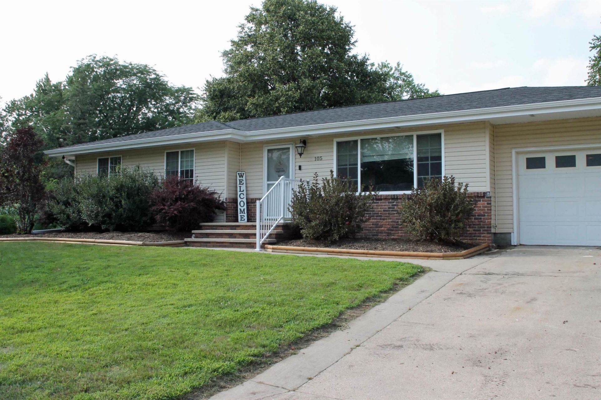 105 8th Parkway, Waverly, IA 50677 Main Photo