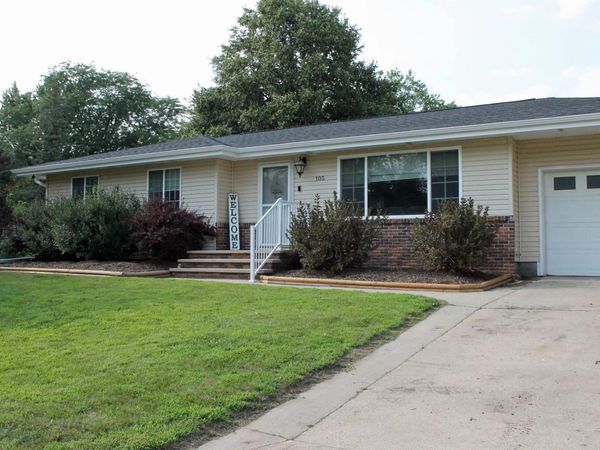 105 8th Parkway, Waverly, IA 50677