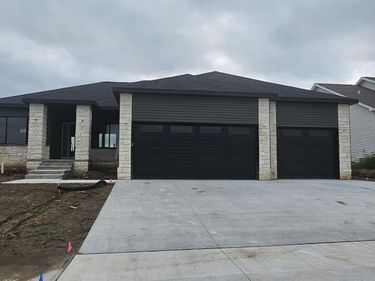 9011 Castle Pine Drive, Lincoln, NE 68516