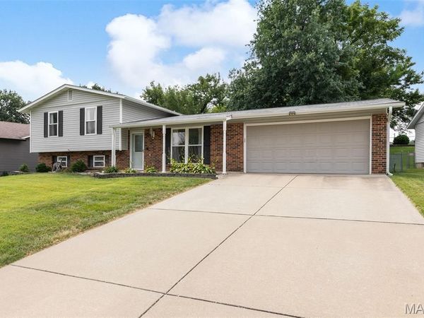 615 Country Lake Drive, St Peters, MO 63376