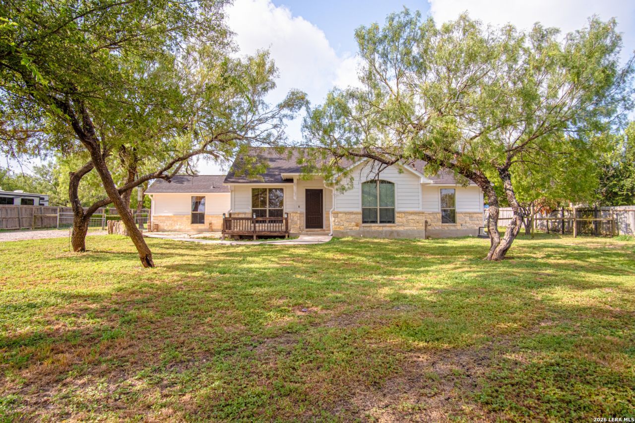 915 County Road 3822, San Antonio, TX 78253 Main Photo