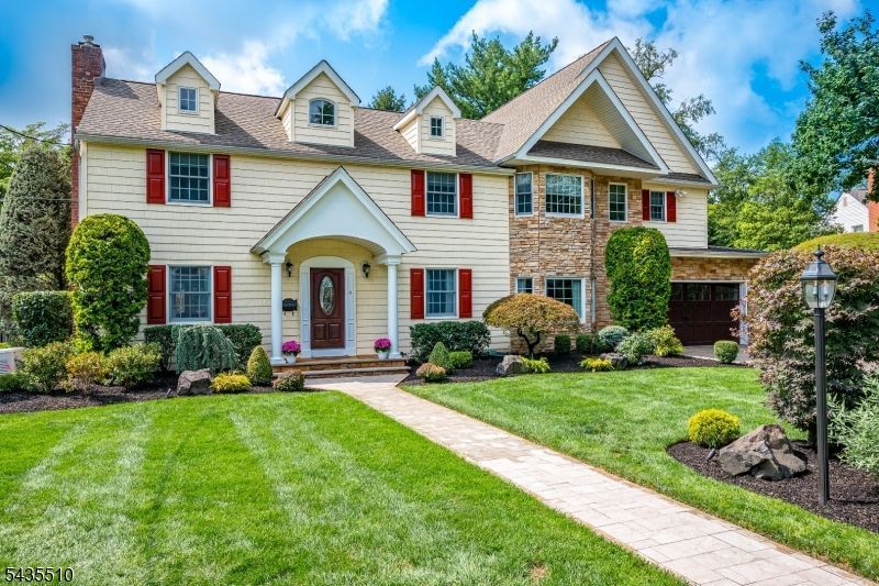 11 Cape Ct, Metuchen, NJ 08840 Main Photo