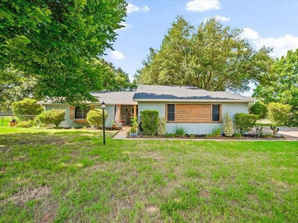 209 Live Oak Lane, Burleson, TX 76028