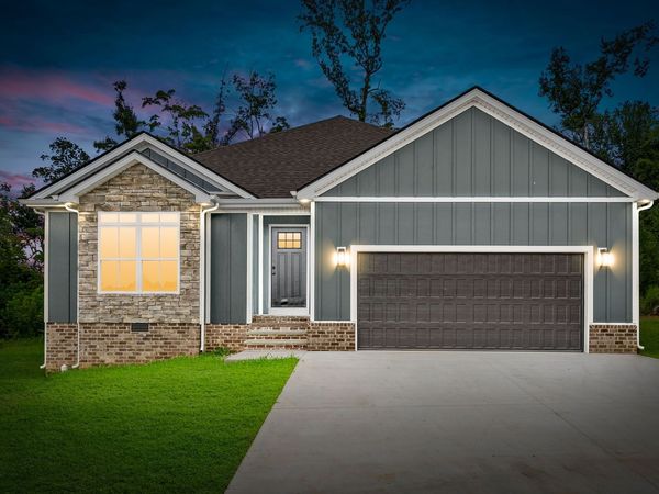 979 Bankside Dr , Clarksville, TN 37043