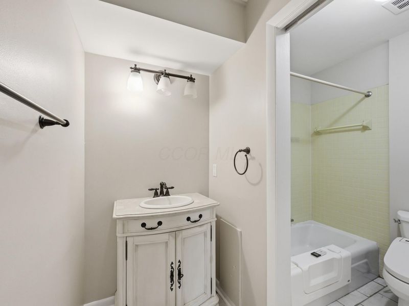 1512 Lafayette Drive, Unit A, Columbus, OH 43220 Photo 16