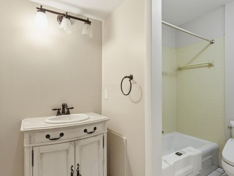 1512 Lafayette Drive, Unit A, Columbus, OH 43220 Photo 17