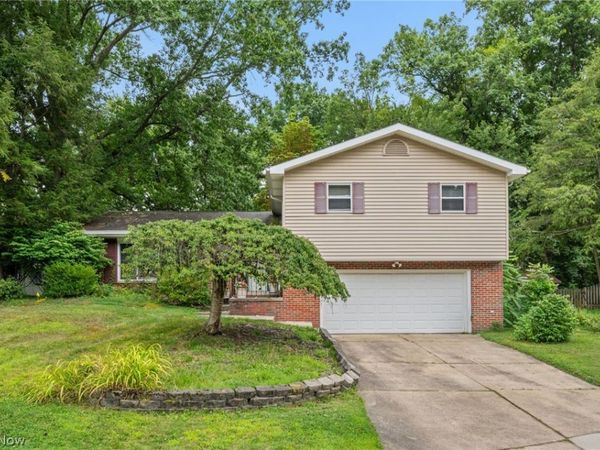 1590 Newcastle Circle, Akron, OH 44313