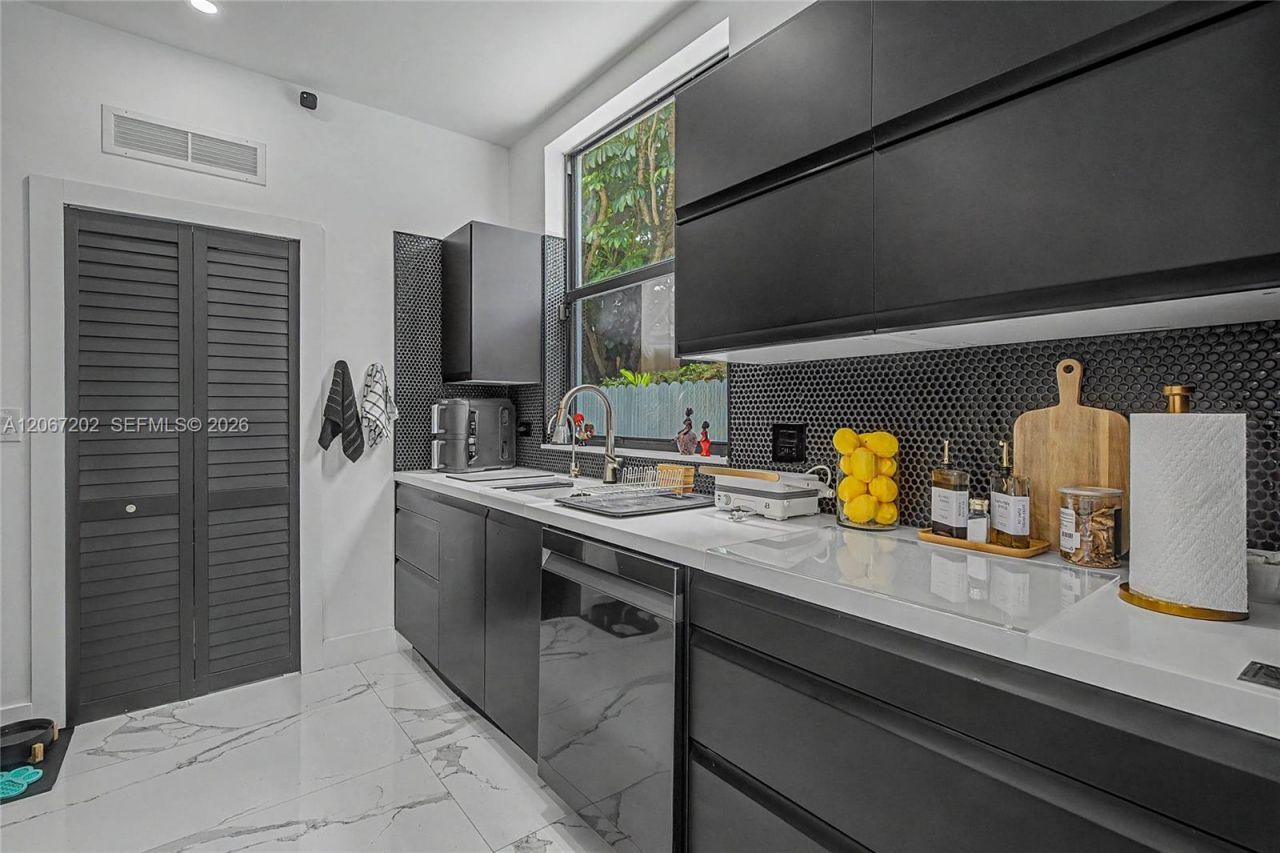 2320 SW 14th St, Miami, FL 33145 Photo