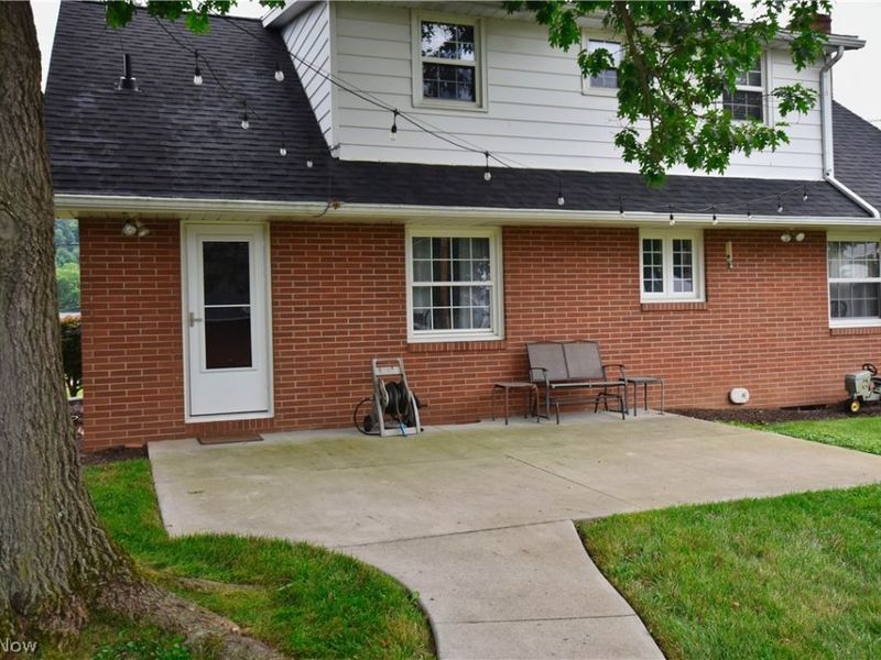 825 4th Street SW, New Philadelphia, OH 44663 Photo 2