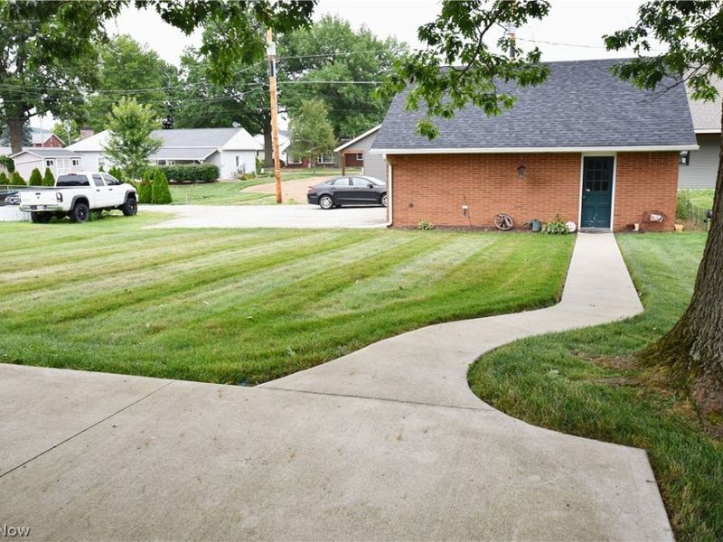 825 4th Street SW, New Philadelphia, OH 44663 Photo 3