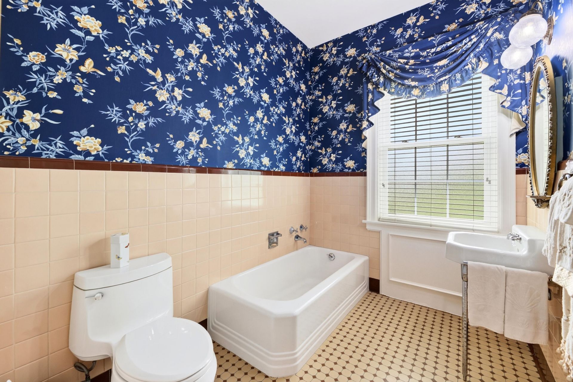 2418 Broughton Street Photo 18