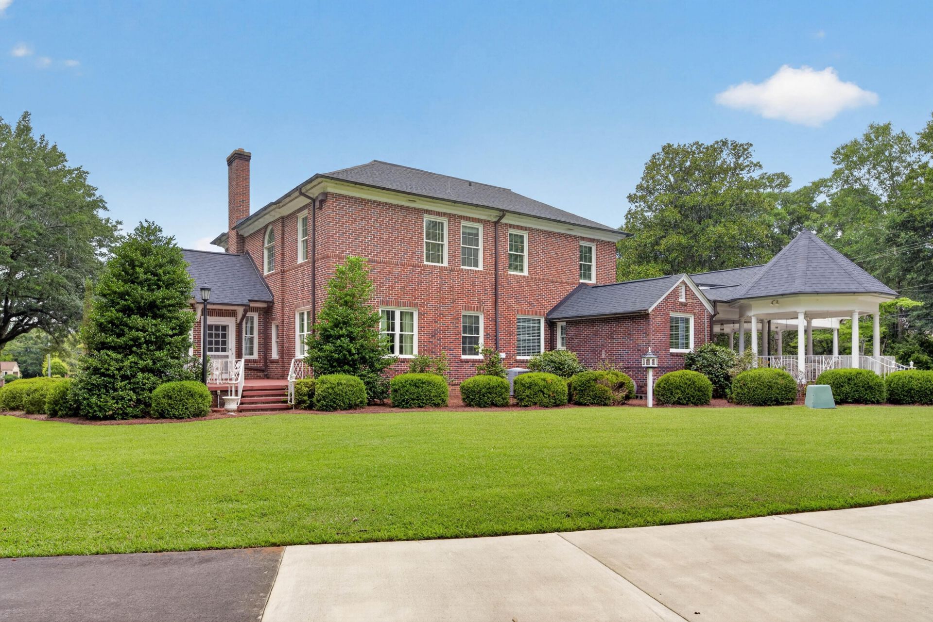 2418 Broughton Street Photo 34