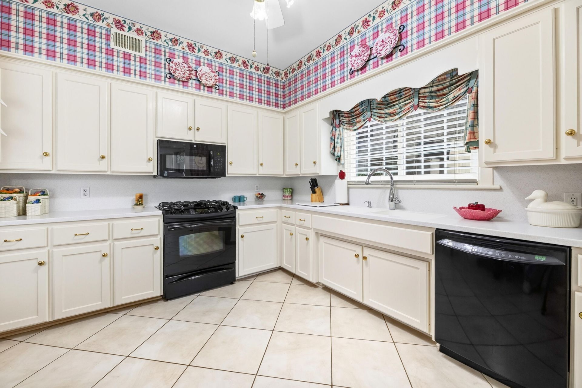 2418 Broughton Street Photo 5