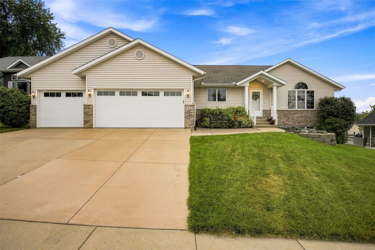 1319 Jackson Woods Court Nw, Cedar Rapids, IA 52405 Main Photo
