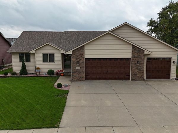 809 E Leslie Dr, Garretson, SD 57030