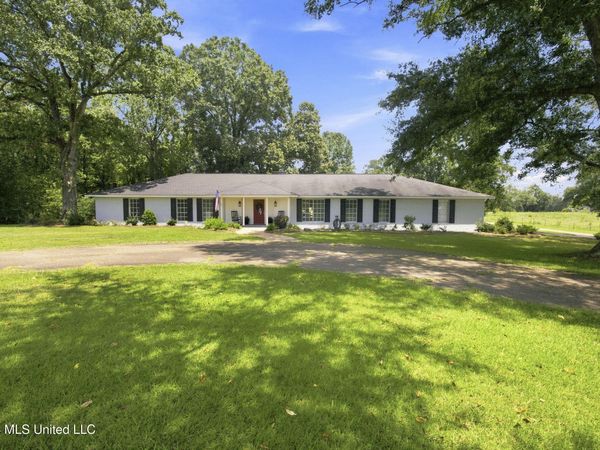 1022 L D White Road, Summit, MS 39666
