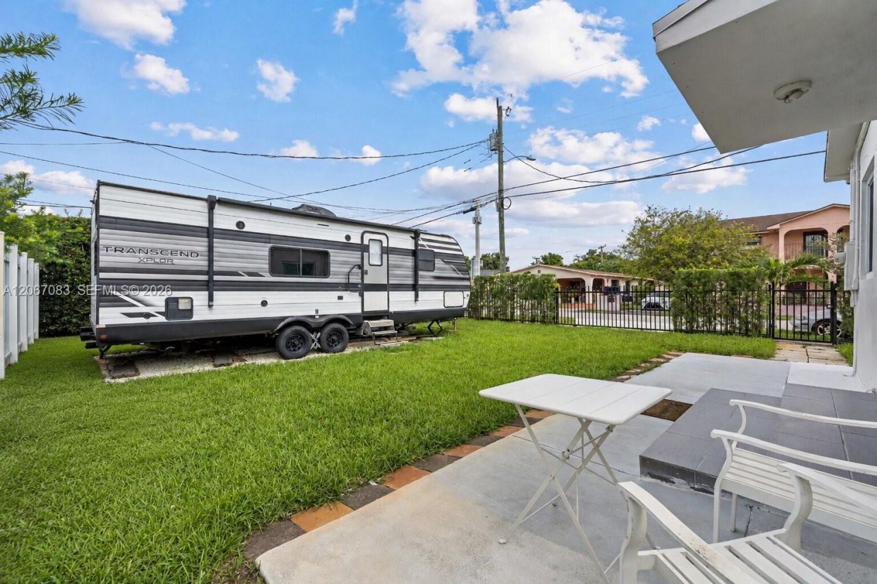 3930 W 2nd Ave, Hialeah, FL 33012 Photo