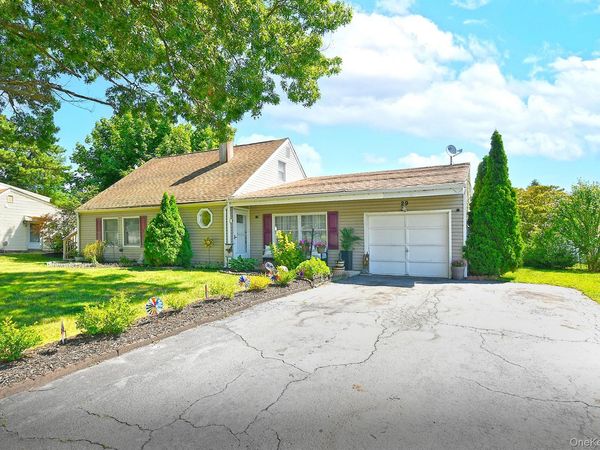29 Torrey Pine Lane, Medford, NY 11763
