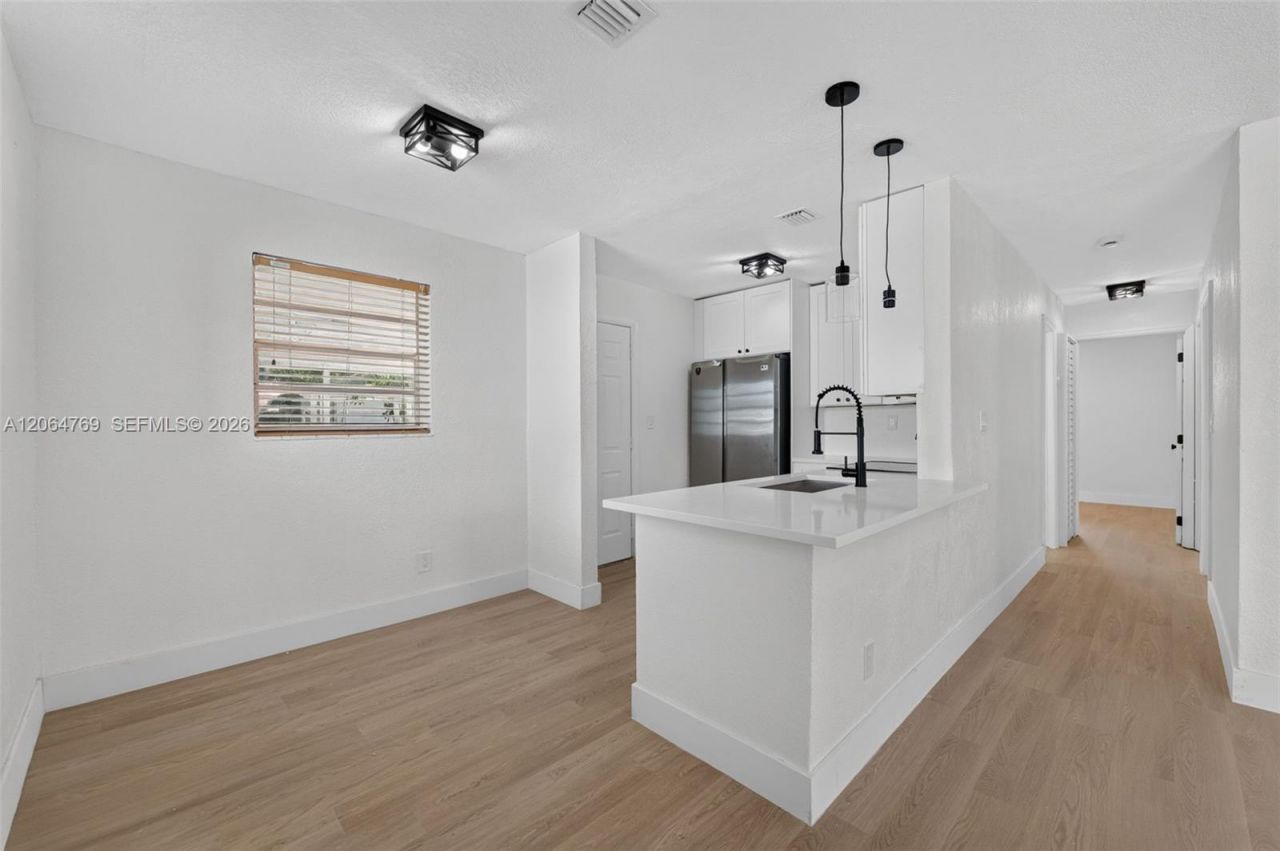 1583 NE 152nd St, North Miami Beach, FL 33162 Photo