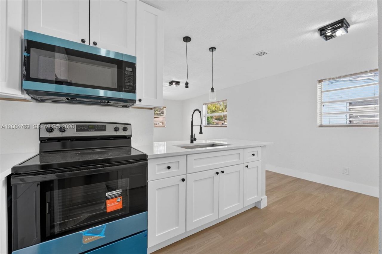 1583 NE 152nd St, North Miami Beach, FL 33162 Photo