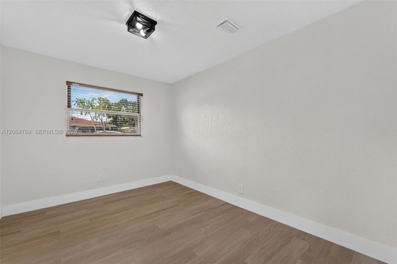 1583 NE 152nd St, North Miami Beach, FL 33162 Photo