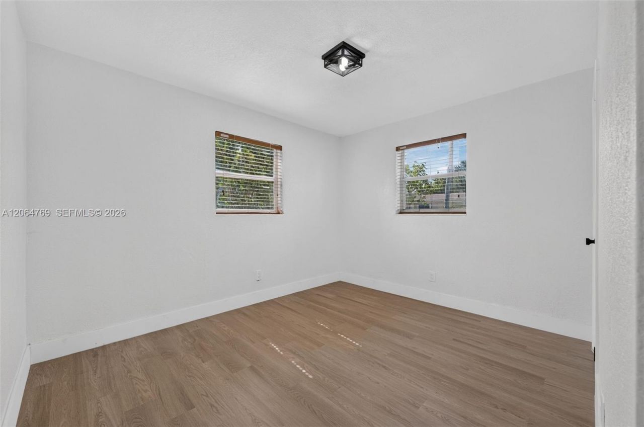 1583 NE 152nd St, North Miami Beach, FL 33162 Photo