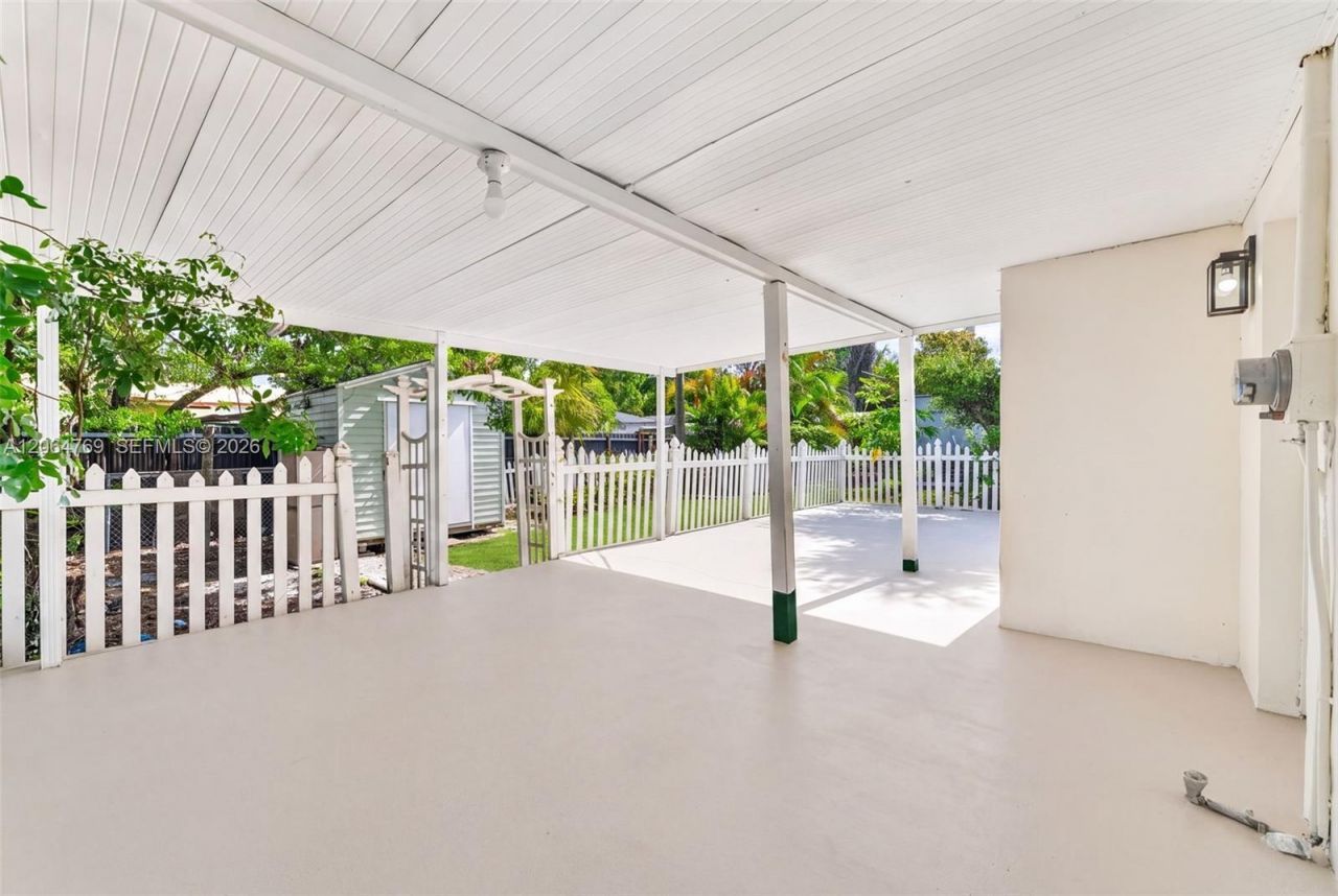 1583 NE 152nd St, North Miami Beach, FL 33162 Photo